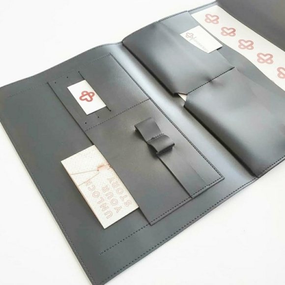 Glass Ladder & Co The Megan Laptop Portfolio - Picture 5 of 8